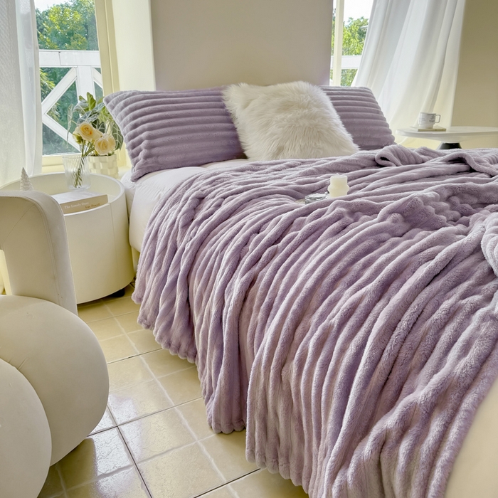 91家纺网 家纺一手货源 找家纺 卡派 2024新款兔毛绒多功能毛毯抽条牛奶绒贝贝绒毛毯 香芋紫