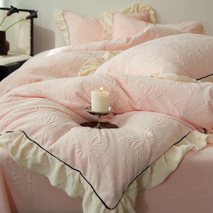 91家纺网 家纺一手货源 找家纺 萝莉家纺 2024新款加厚牛奶绒提花浪漫雕花绒四件套 蝴蝶飞飞浅粉