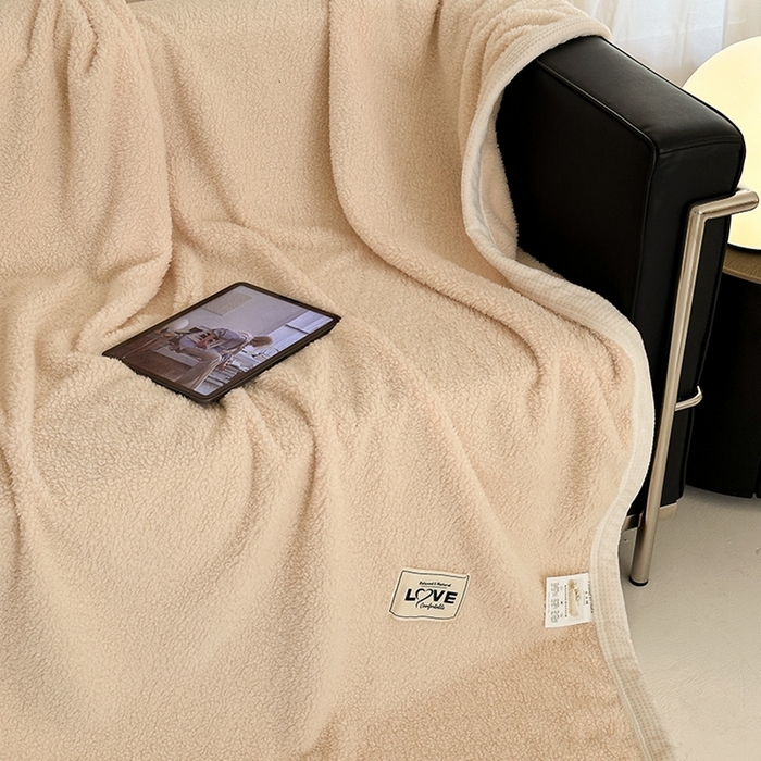 91家纺网 家纺一手货源 找家纺 沐棉 2024新款羊羔绒泰迪绒毛毯 奶茶色