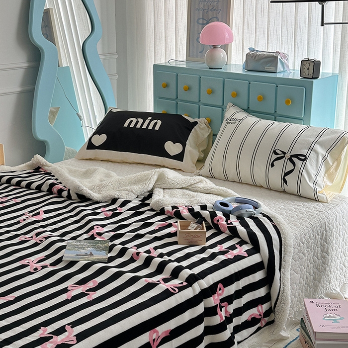 91家纺网 家纺一手货源 找家纺 昔可家纺 2024新款羊羔绒牛奶绒毛毯系列（三）-ins小清新系列 黑粉芭蕾蝴蝶结