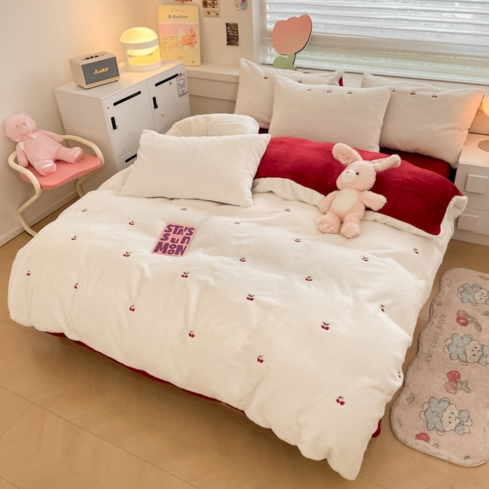 91家纺网 家纺一手货源 找家纺 蜜柚 2024新款牛奶绒兔毛绒高克重小清新满版绣花四件套 樱桃红
