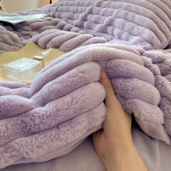 91家纺网 家纺一手货源 找家纺 2024新款全消光兔毛320克牛奶绒A类纯色立体四件套 兔毛抽条香芋紫