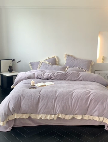 91家纺网 家纺一手货源 找家纺 萝莉家纺 2024新款加厚牛奶绒提花浪漫雕花绒四件套 蝴蝶飞飞香芋紫