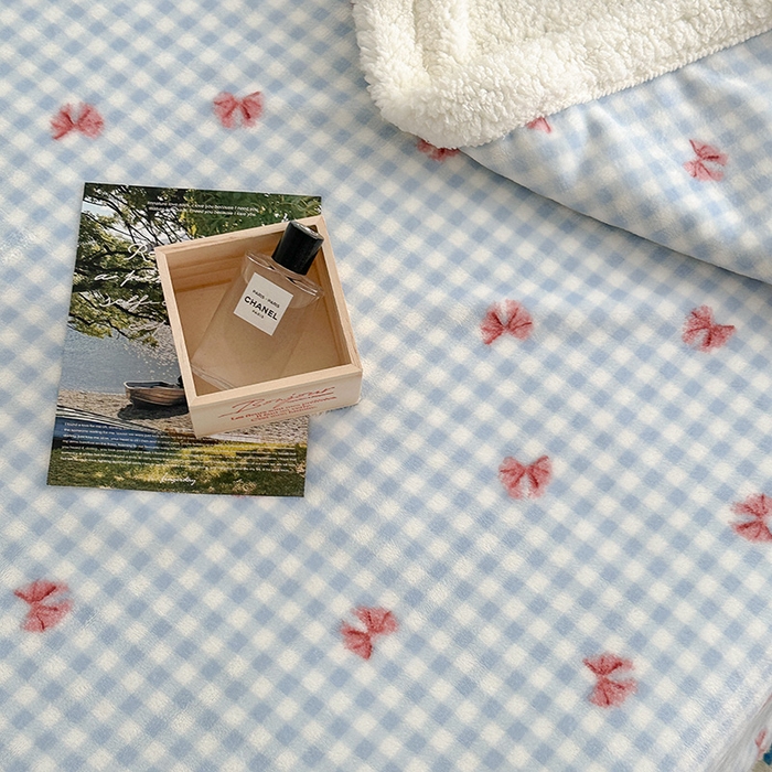 91家纺网 家纺一手货源 找家纺 昔可家纺 2024新款羊羔绒牛奶绒毛毯系列（三）-ins小清新系列 蓝格蝴蝶结