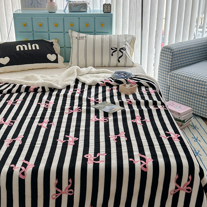 91家纺网 家纺一手货源 找家纺 昔可家纺 2024新款羊羔绒牛奶绒毛毯系列（三）-ins小清新系列 黑粉芭蕾蝴蝶结