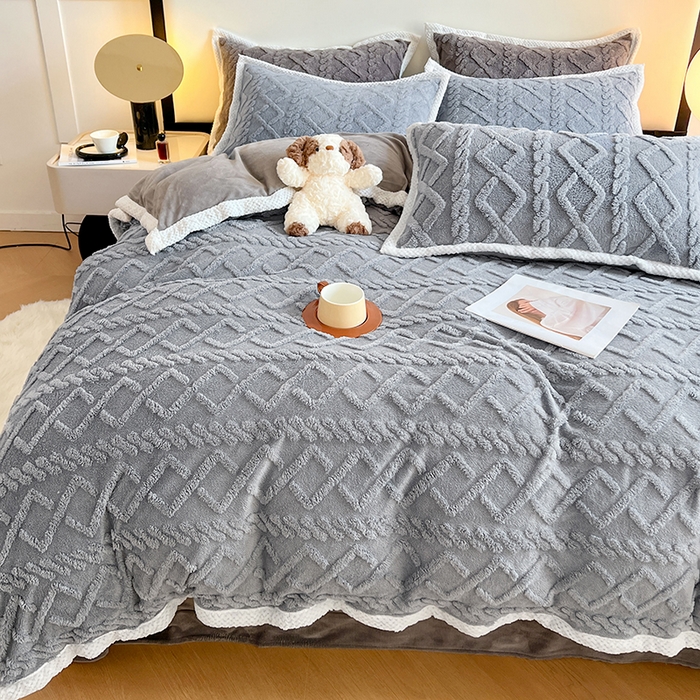 91家纺网 家纺一手货源 找家纺 贝拉梦家纺 2024新款塔芙绒菱格纯色牛奶绒四件套 羊绒灰