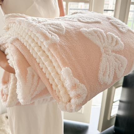 91家纺网 家纺一手货源 找家纺 莱登卡奴 2024新款牛奶绒阳离子提花北极绒包边款多功能被套毯系列 包边款蝴蝶结玉