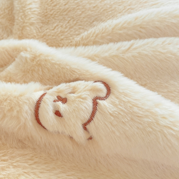 91家纺网 家纺一手货源 找家纺 蜜柚 2024新款牛奶绒兔毛绒高克重小清新满版绣花四件套 嘟嘟熊