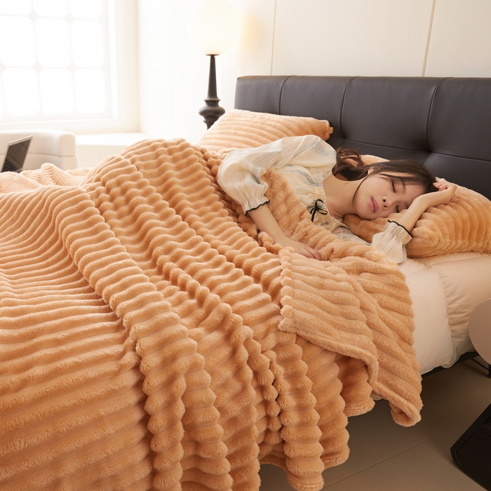 91家纺网 家纺一手货源 找家纺 畅畅家纺 2024新款秋冬兔毛绒宽抽条纯色毛毯 卡其色