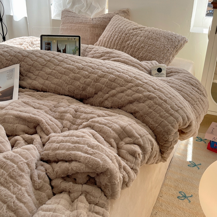 91家纺网 家纺一手货源 找家纺 2024新款全消光兔毛320克牛奶绒A类纯色立体四件套 奶咖