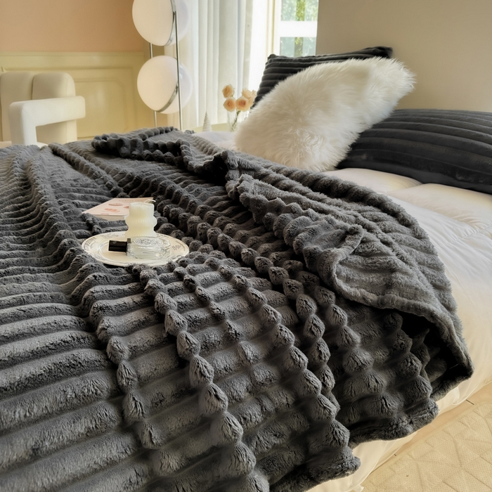 91家纺网 家纺一手货源 找家纺 卡派 2024新款兔毛绒多功能毛毯抽条牛奶绒贝贝绒毛毯 深灰