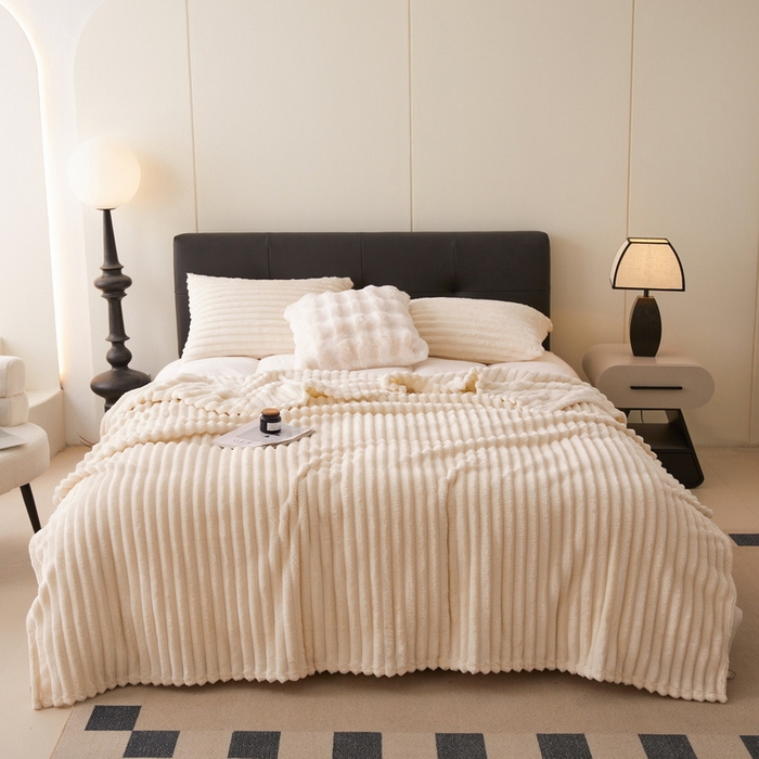 91家纺网 家纺一手货源 找家纺 畅畅家纺 2024新款秋冬兔毛绒宽抽条纯色毛毯 奶油白