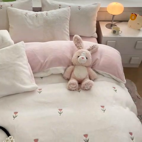 91家纺网 家纺一手货源 找家纺 蜜柚 2024新款牛奶绒兔毛绒高克重小清新满版绣花四件套 花朵粉白