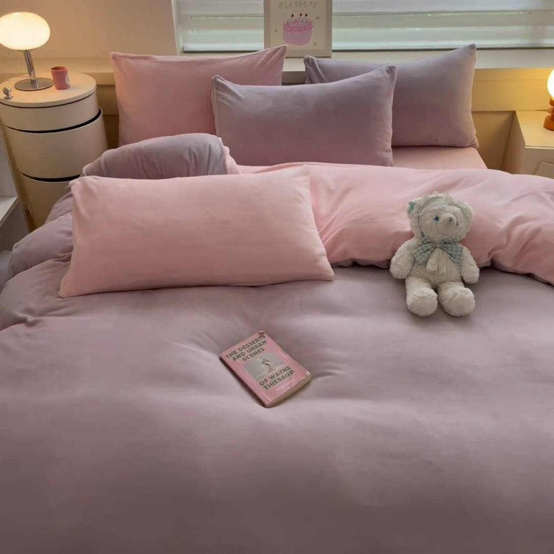 91家纺网 家纺一手货源 找家纺 三朵家纺 2024新款加厚保暖牛奶绒混搭系列四件套 淡紫+粉玉