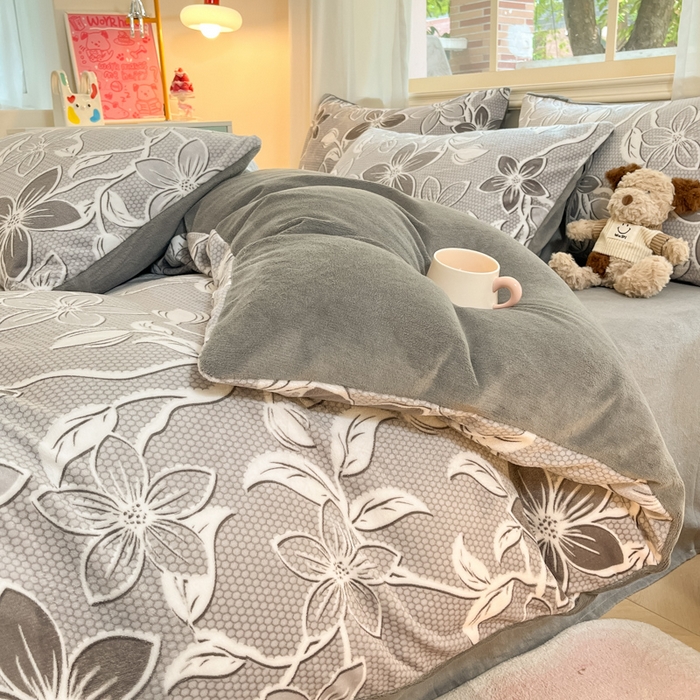 91家纺网 家纺一手货源 找家纺 卡派 2024新款冬季亲肤透气牛奶绒印花四件套 花姿-灰