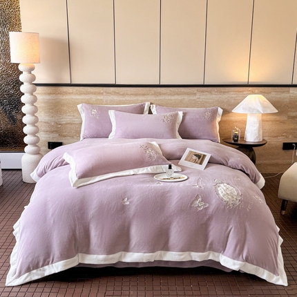 91家纺网 家纺一手货源 找家纺 恋佳居 2025新款牛奶绒高克重平绣四件套 蝶儿飞-复古紫