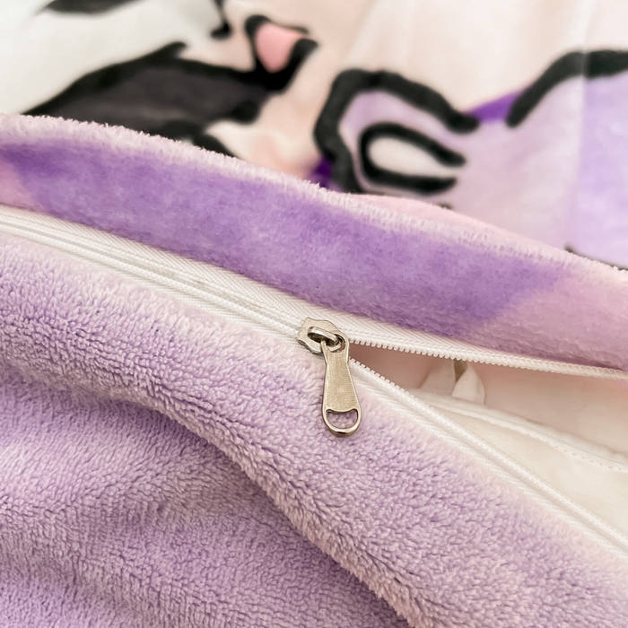 91家纺网 家纺一手货源 找家纺 2024新品正版三丽鸥授权大版卡通平网数码印花加厚高克重牛奶绒系列四件套 绒大版-R糖果库洛米