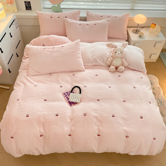 91家纺网 家纺一手货源 找家纺 蜜柚 2024新款牛奶绒兔毛绒高克重小清新满版绣花四件套 樱桃浅粉