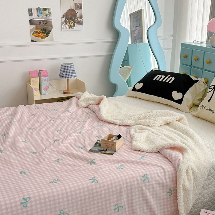 91家纺网 家纺一手货源 找家纺 昔可家纺 2024新款羊羔绒牛奶绒毛毯系列（三）-ins小清新系列 粉格蝴蝶结