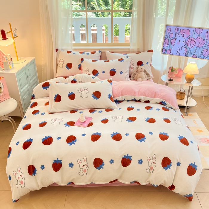 91家纺网 家纺一手货源 找家纺 卡派 2024新款冬季亲肤透气牛奶绒印花四件套 草莓兔