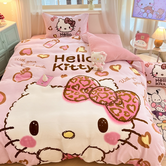 91家纺网 家纺一手货源 找家纺 2024新品正版三丽鸥授权大版卡通平网数码印花加厚高克重牛奶绒系列四件套 绒大版-R粉粉豹纹kitty