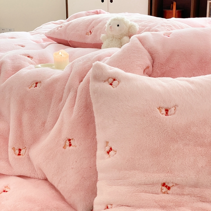 91家纺网 家纺一手货源 找家纺 蜜柚 2024新款牛奶绒兔毛绒高克重小清新满版绣花四件套 领结兔