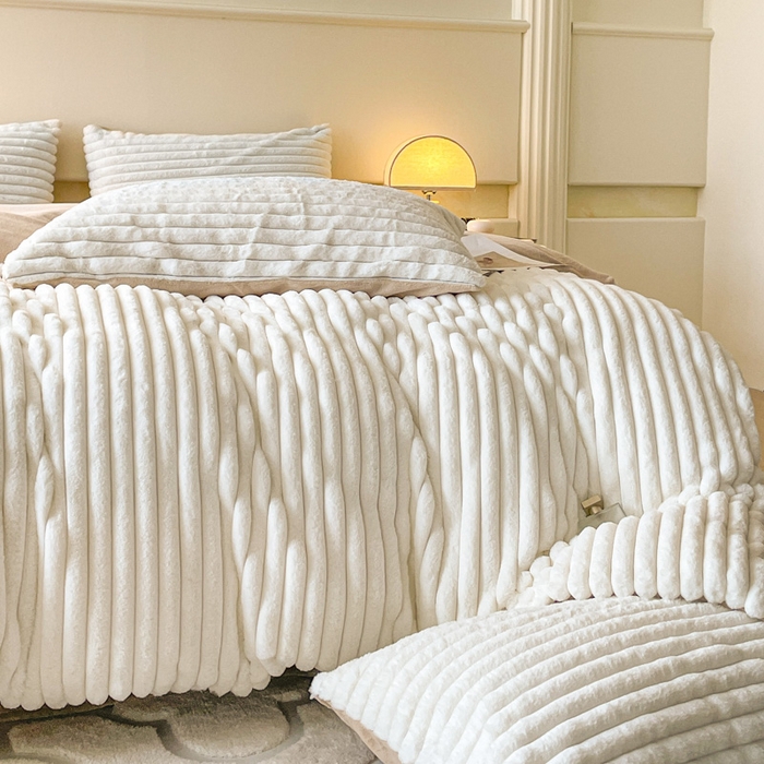 91家纺网 家纺一手货源 找家纺 2024新款全消光兔毛320克牛奶绒A类纯色立体四件套 兔毛抽条白咖