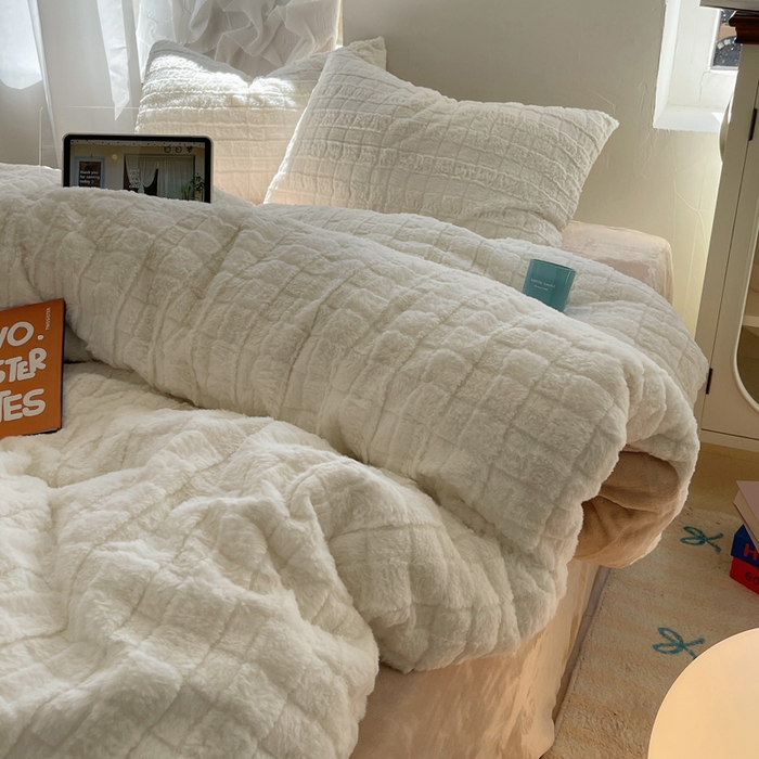 91家纺网 家纺一手货源 找家纺 2024新款全消光兔毛320克牛奶绒A类纯色立体四件套 奶白咖