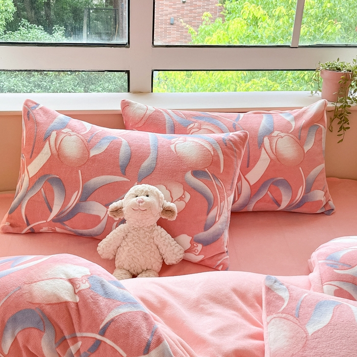 91家纺网 家纺一手货源 找家纺 卡派 2024新款冬季亲肤透气牛奶绒印花四件套 伊莲娜