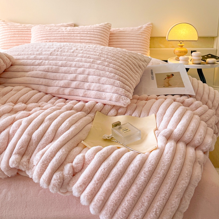 91家纺网 家纺一手货源 找家纺 2024新款全消光兔毛320克牛奶绒A类纯色立体四件套 兔毛抽条粉