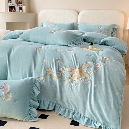 91家纺网 家纺一手货源 找家纺 航途席业 2025新款高克重牛奶绒刺绣四件套-梦幻蝶舞 梦幻蝶舞-青色