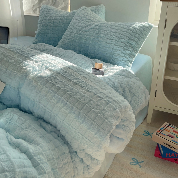 91家纺网 家纺一手货源 找家纺 2024新款全消光兔毛320克牛奶绒A类纯色立体四件套 天空蓝