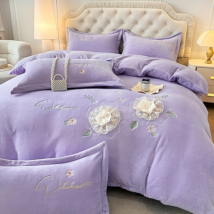 91家纺网 家纺一手货源 找家纺 航途席业 2025新款高克重牛奶绒刺绣四件套-倾城花语 莱茵花园-葡萄紫