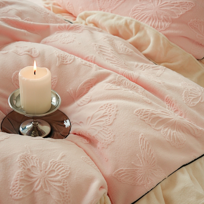 91家纺网 家纺一手货源 找家纺 萝莉家纺 2024新款加厚牛奶绒提花浪漫雕花绒四件套 蝴蝶飞飞浅粉