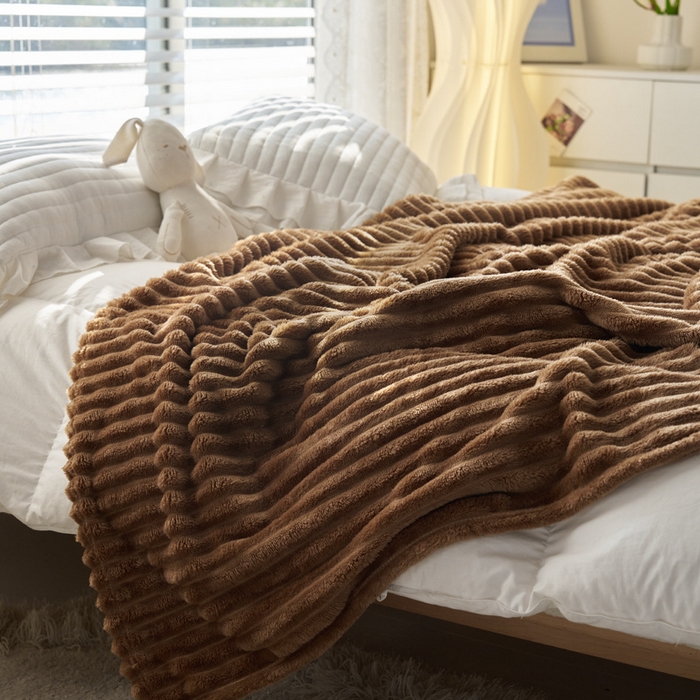 91家纺网 家纺一手货源 找家纺 畅畅家纺 2024新款秋冬兔毛绒宽抽条纯色毛毯 深咖色