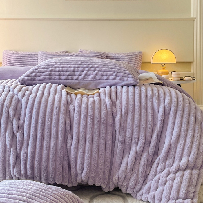 91家纺网 家纺一手货源 找家纺 2024新款全消光兔毛320克牛奶绒A类纯色立体四件套 兔毛抽条香芋紫