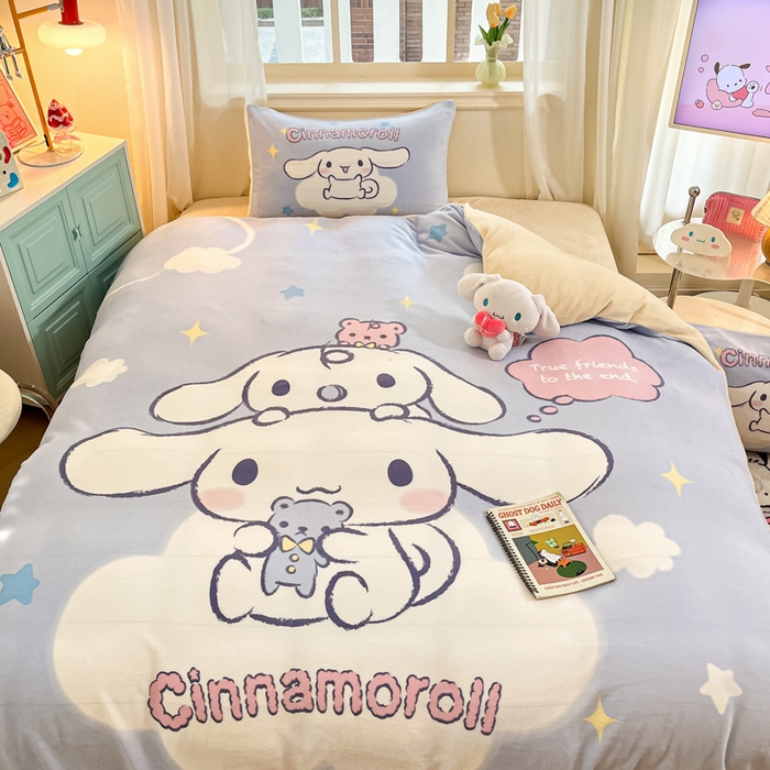 91家纺网 家纺一手货源 找家纺 2024新品正版三丽鸥授权大版卡通平网数码印花加厚高克重牛奶绒系列四件套 绒大版-R云朵玩偶大耳狗