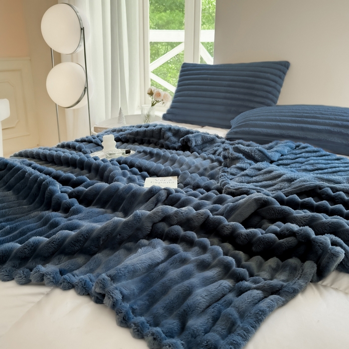 91家纺网 家纺一手货源 找家纺 卡派 2024新款兔毛绒多功能毛毯抽条牛奶绒贝贝绒毛毯 深蓝