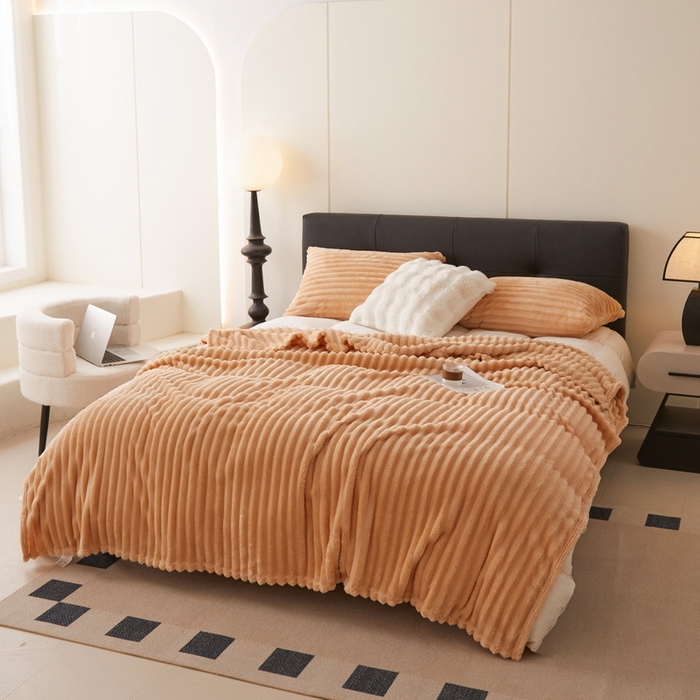 91家纺网 家纺一手货源 找家纺 畅畅家纺 2024新款秋冬兔毛绒宽抽条纯色毛毯 卡其色