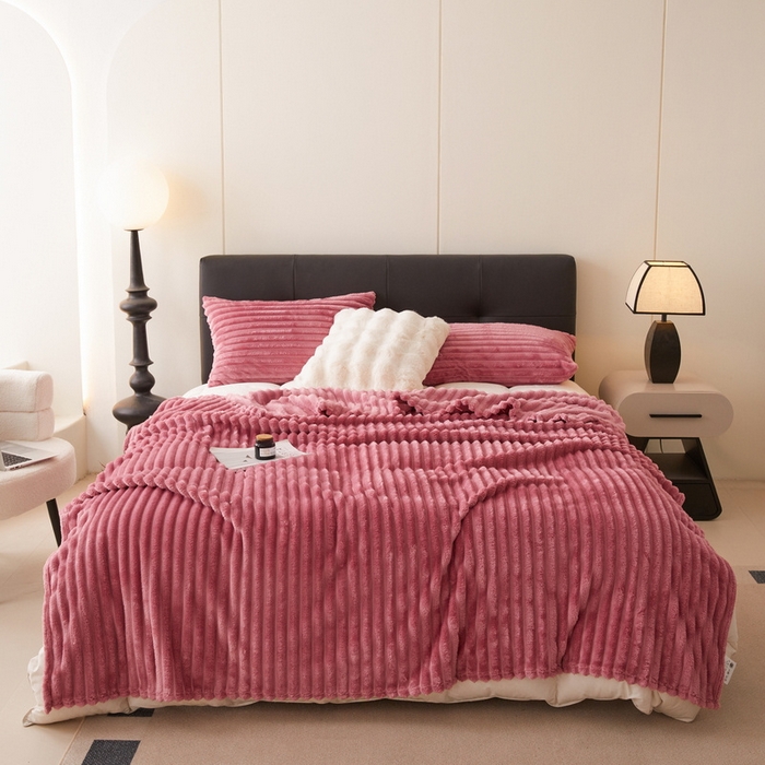 91家纺网 家纺一手货源 找家纺 畅畅家纺 2024新款秋冬兔毛绒宽抽条纯色毛毯 豆沙色