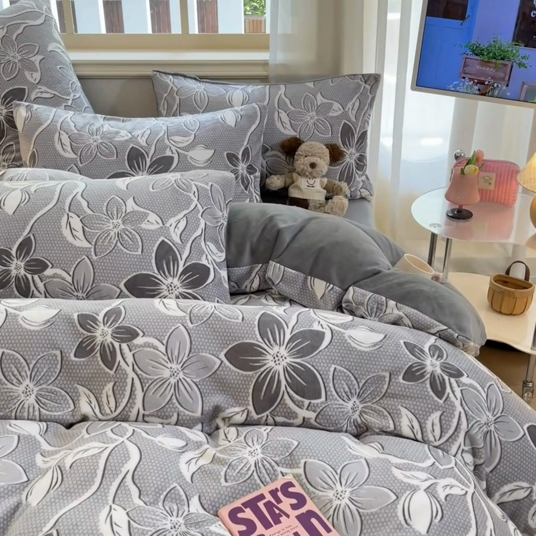 91家纺网 家纺一手货源 找家纺 卡派 2024新款冬季亲肤透气牛奶绒印花四件套 花姿-灰