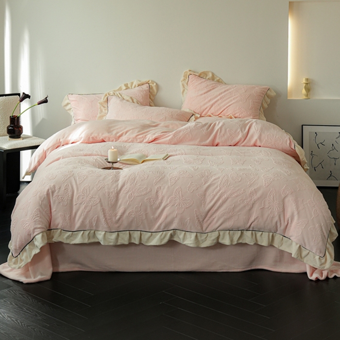 91家纺网 家纺一手货源 找家纺 萝莉家纺 2024新款加厚牛奶绒提花浪漫雕花绒四件套 蝴蝶飞飞浅粉