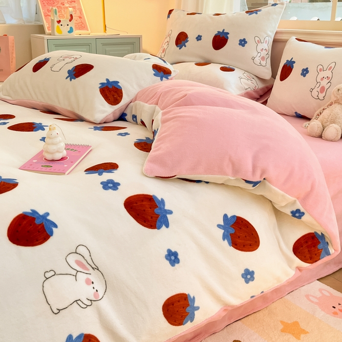 91家纺网 家纺一手货源 找家纺 卡派 2024新款冬季亲肤透气牛奶绒印花四件套 草莓兔