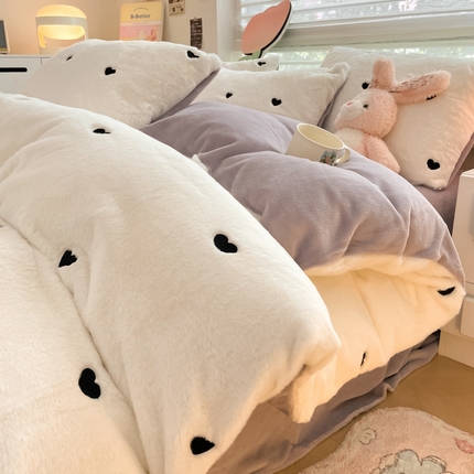 91家纺网 家纺一手货源 找家纺 蜜柚 2024新款牛奶绒兔毛绒高克重小清新满版绣花四件套 星愿