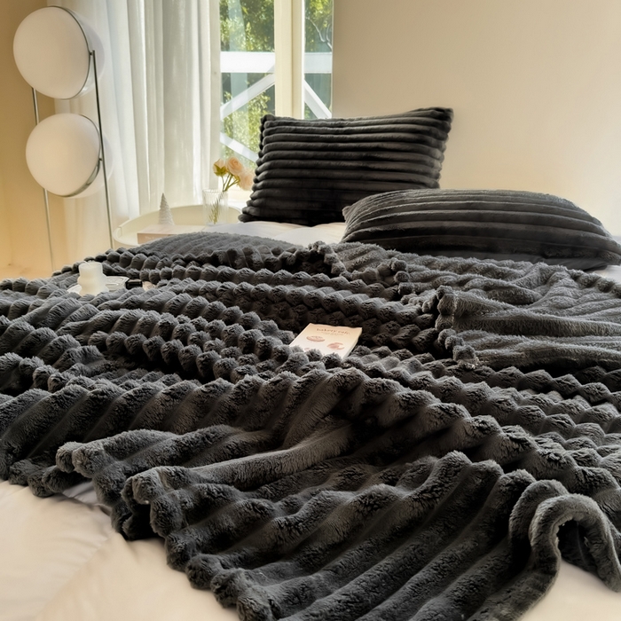 91家纺网 家纺一手货源 找家纺 卡派 2024新款兔毛绒多功能毛毯抽条牛奶绒贝贝绒毛毯 深灰