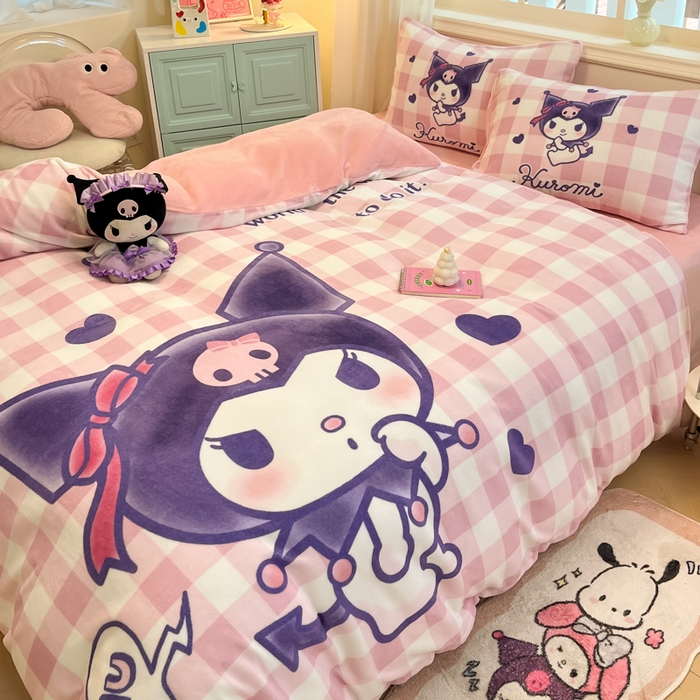 91家纺网 家纺一手货源 找家纺 2024新品正版三丽鸥授权大版卡通平网数码印花加厚高克重牛奶绒系列四件套 绒大版-R甜趣库洛米