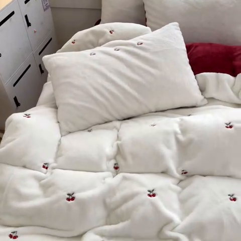 91家纺网 家纺一手货源 找家纺 蜜柚 2024新款牛奶绒兔毛绒高克重小清新满版绣花四件套 樱桃红