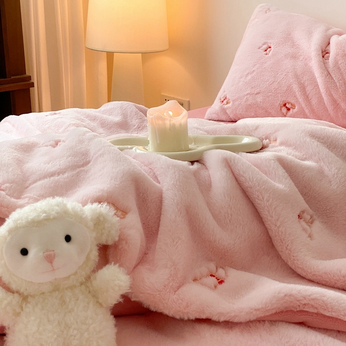 91家纺网 家纺一手货源 找家纺 蜜柚 2024新款牛奶绒兔毛绒高克重小清新满版绣花四件套 领结兔