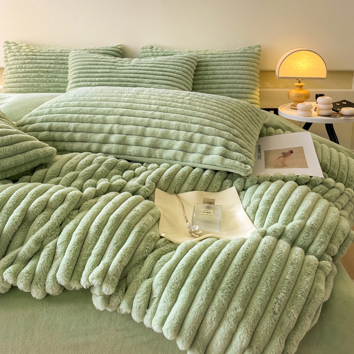 91家纺网 家纺一手货源 找家纺 2024新款全消光兔毛320克牛奶绒A类纯色立体四件套 兔毛抽条牛油果绿