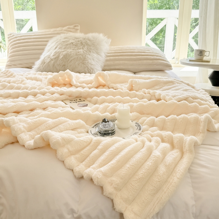 91家纺网 家纺一手货源 找家纺 （总）卡派 2024新款兔毛绒多功能毛毯抽条牛奶绒贝贝绒毛毯